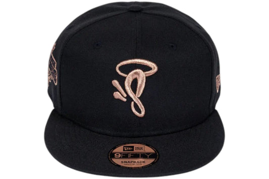Gorra Syna World x New Era 9Fifty Snapback Negro/Rose Dorado