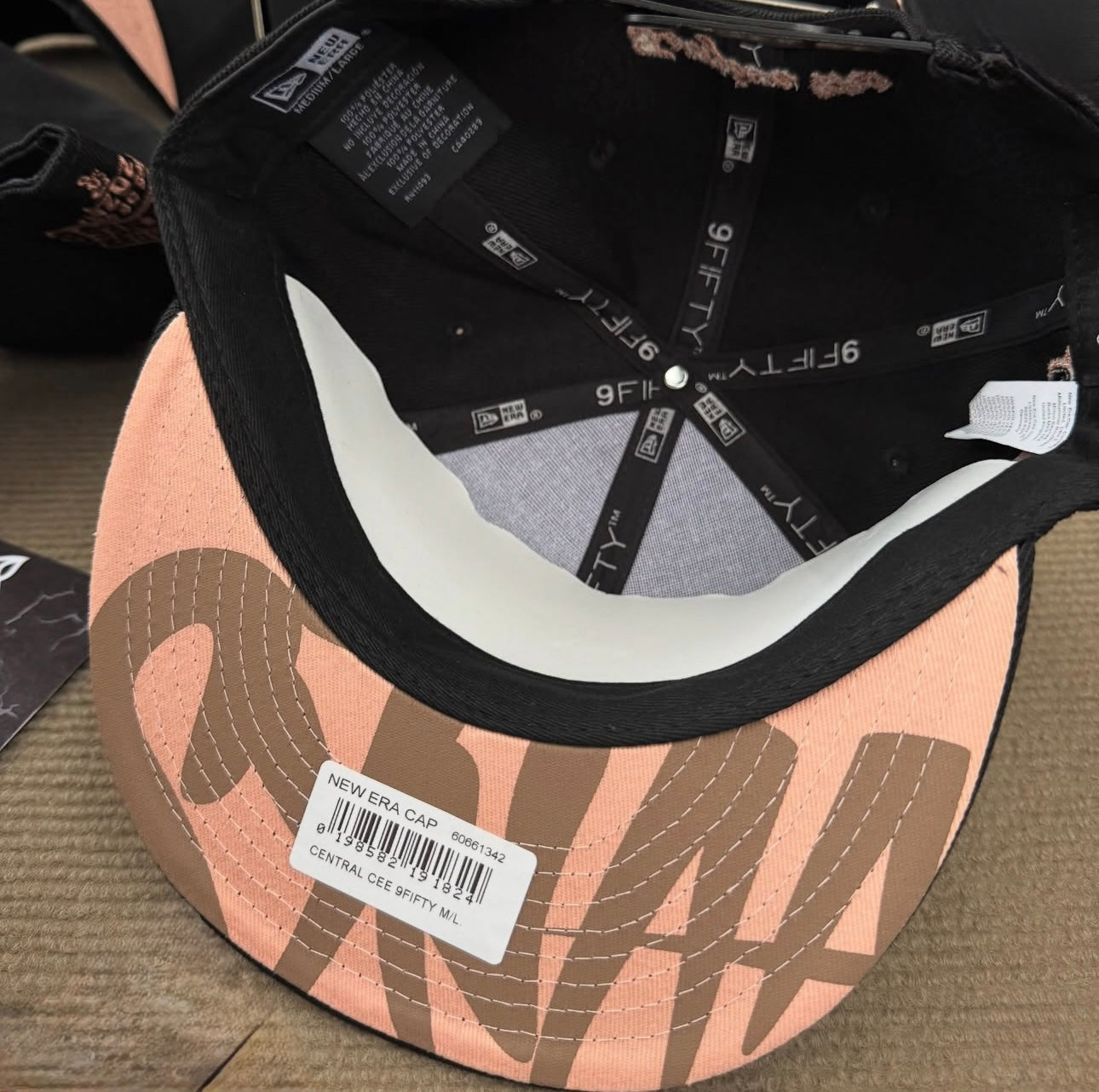 Gorra Syna World x New Era 9Fifty Snapback Negro/Rose Dorado