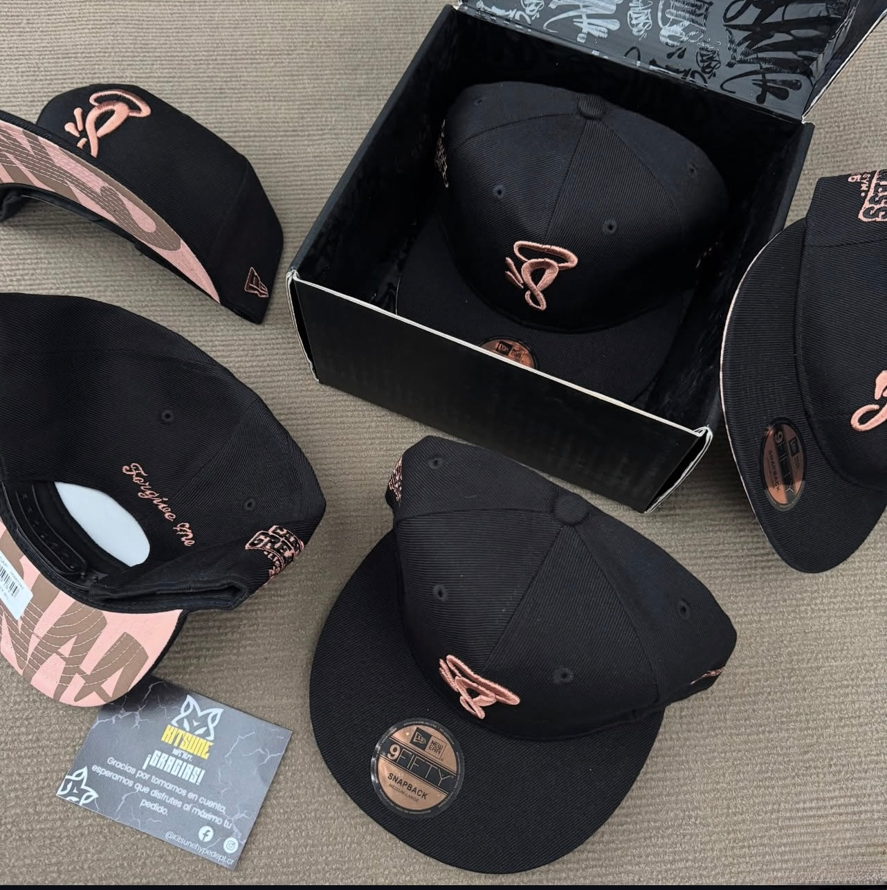 Gorra Syna World x New Era 9Fifty Snapback Negro/Rose Dorado